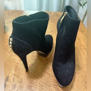 VINCE CAMUTO Black Suede Ankle Boots w/ Gold Heel
Worn- still lots of wear left